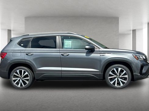 Used 2022 Volkswagen Taos SE FWD image 3