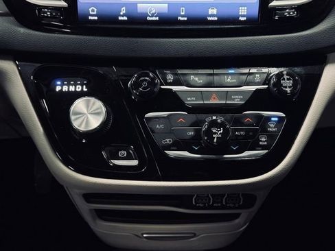 Used 2024 Chrysler Pacifica Touring-L image 35