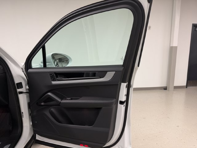 Certified 2026 Porsche Cayenne AWD/4WD image 34