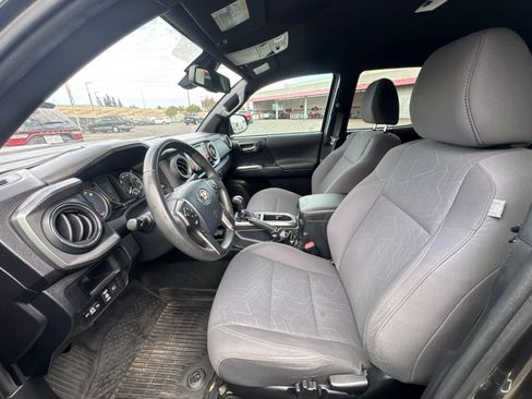 Used 2019 Toyota Tacoma TRD Sport w/ Technology Package RWD image 12