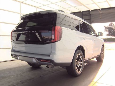 Used 2025 Ford Expedition Platinum AWD/4WD image 3