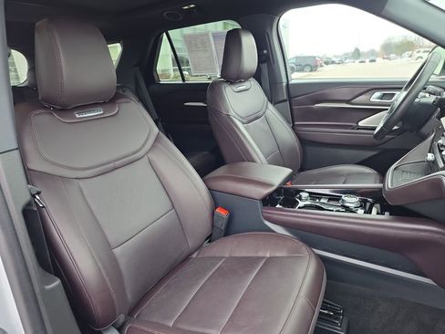 Used 2025 Ford Explorer Platinum image 19