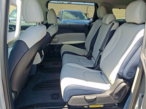 New 2026 Kia Carnival EX FWD image 6