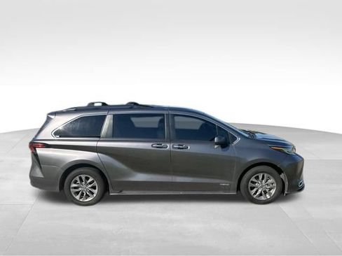Used 2021 Toyota Sienna XLE w/ XLE Plus Package FWD image 2