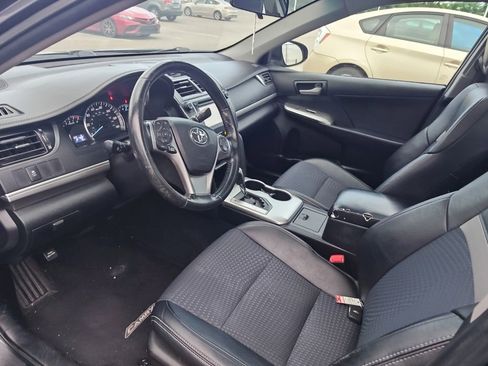 Used 2014 Toyota Camry SE w/ Moonroof Package FWD image 9