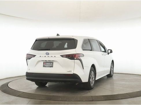 Used 2024 Toyota Sienna LE image 7
