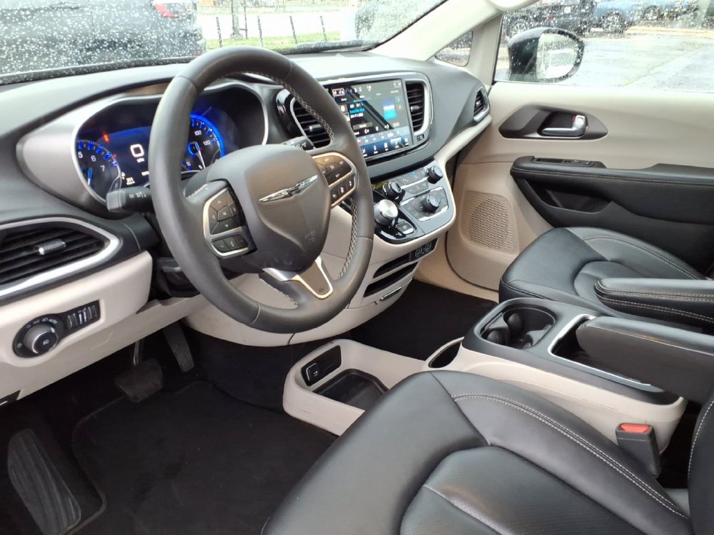 Certified 2024 Chrysler Pacifica Touring-L FWD image 8