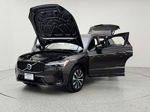 Used 2025 Volvo XC60 B5 Plus AWD/4WD image 9