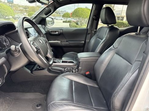 Used 2023 Toyota Tacoma TRD Off-Road w/ TRD Premium Off Road Package image 9