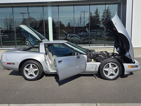 Used 1996 Chevrolet Corvette Coupe image 9