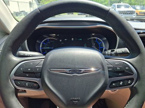 Used 2023 Chrysler Pacifica Touring-L FWD image 19