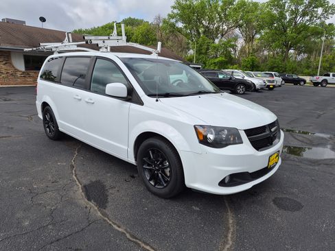 Used 2019 Dodge Grand Caravan SE FWD image 2