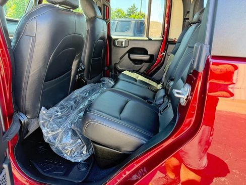 Used 2021 Jeep Gladiator Sport AWD/4WD image 17