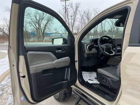 Used 2024 Chevrolet Colorado ZR2 w/ Technology Package image 18