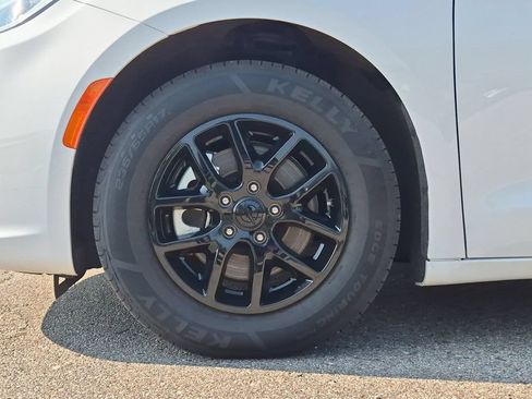 Used 2024 Chrysler Pacifica Touring-L FWD image 11