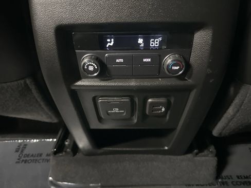 Used 2023 Chevrolet Traverse RS image 37
