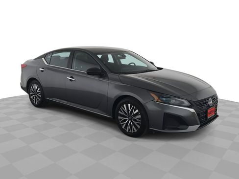 Used 2025 Nissan Altima 2.5 SV image 1