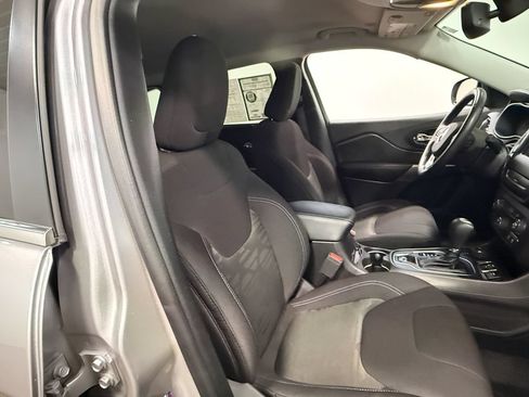 Used 2019 Jeep Cherokee Latitude w/ Comfort & Convenience Group AWD/4WD image 63