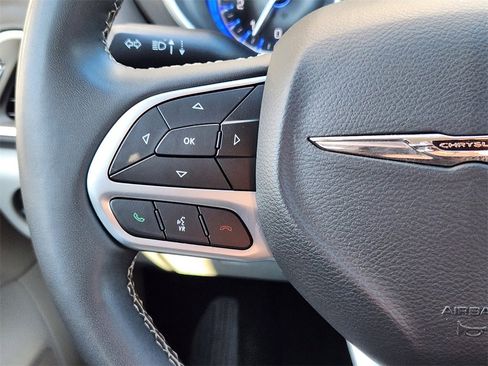 Used 2024 Chrysler Pacifica Touring-L image 19