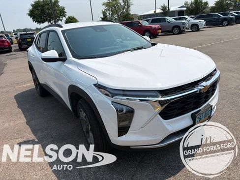 Used 2025 Chevrolet Trax LT w/ LT Convenience Package FWD image 1