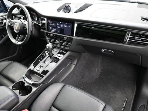 Certified 2025 Porsche Macan AWD/4WD image 31