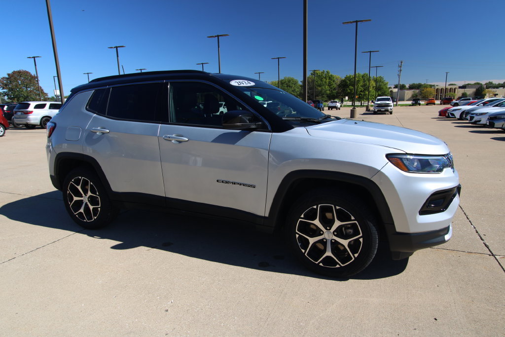 Used 2024 Jeep Compass Limited AWD/4WD image 3