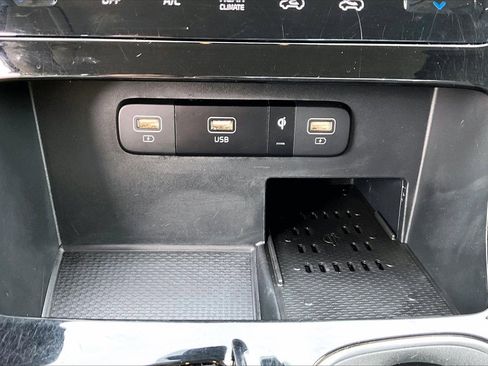 Used 2024 Kia Carnival EX image 17