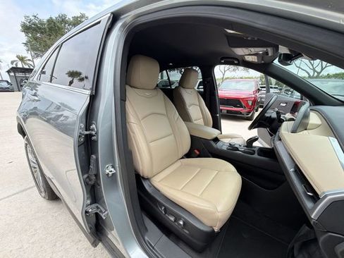 Used 2025 Cadillac XT4 Premium Luxury FWD image 31