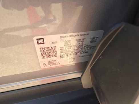 Used 2025 Chevrolet Trax LT w/ LT Convenience Package FWD image 29