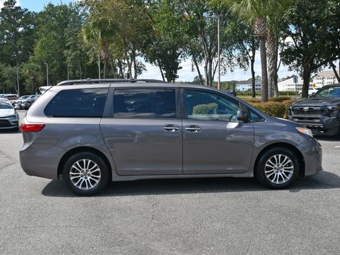 Used 2020 Toyota Sienna XLE image 5