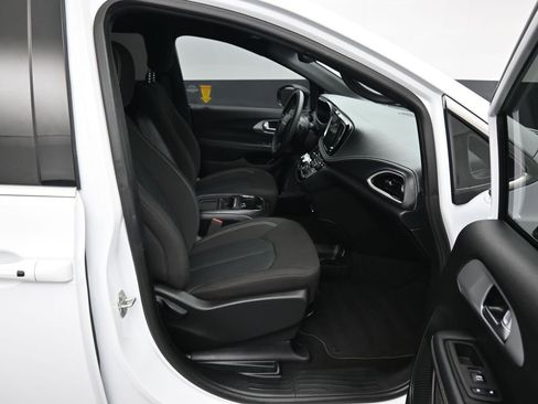 Used 2024 Chrysler Pacifica Touring FWD image 57