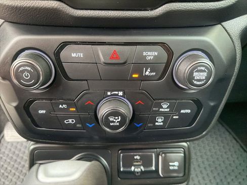 Used 2023 Jeep Renegade Latitude AWD/4WD image 14