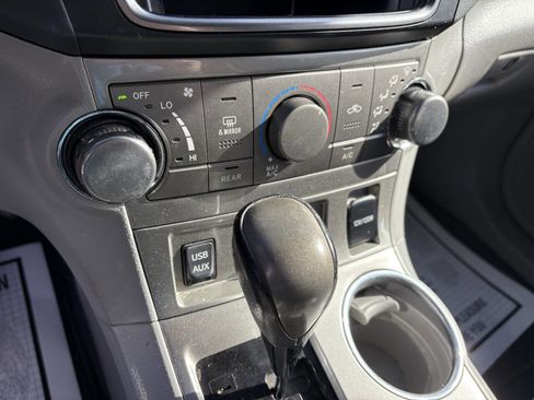 Used 2013 Toyota Highlander SE image 26