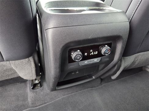 Used 2025 Chevrolet Traverse LT image 18