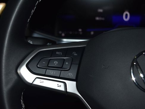 Certified 2025 Volkswagen Taos SE w/ Panoramic Sunroof Package image 7