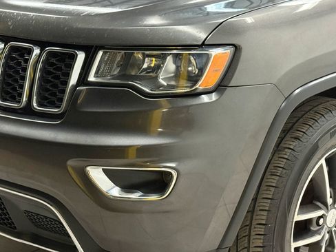 Used 2017 Jeep Grand Cherokee Limited image 3