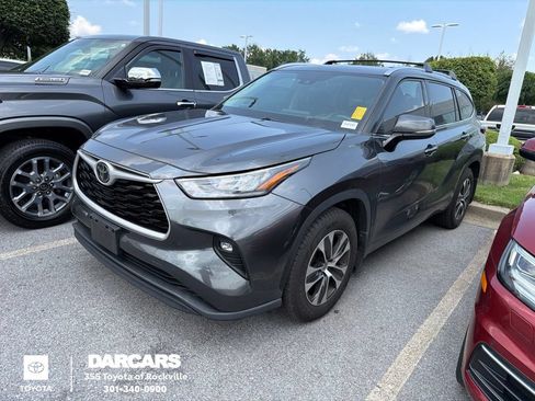 Used 2020 Toyota Highlander XLE AWD/4WD image 1