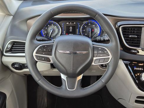 Used 2024 Chrysler Voyager LX image 19