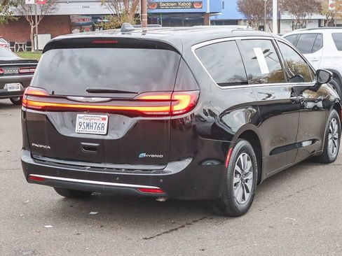 Used 2024 Chrysler Pacifica Select image 4