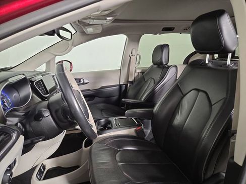 Used 2019 Chrysler Pacifica Limited w/ Tire & Wheel Group FWD image 13