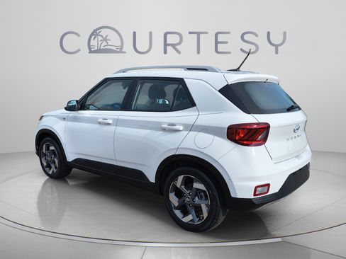Used 2023 Hyundai Venue SEL FWD image 3