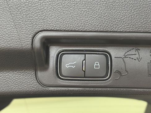 Used 2021 Ford Explorer XLT w/ Equipment Group 202A image 16