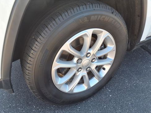 Used 2021 Jeep Grand Cherokee Laredo image 9