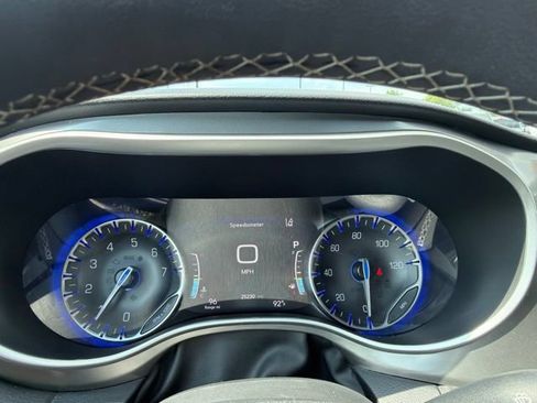 Used 2025 Chrysler Pacifica Select FWD image 45