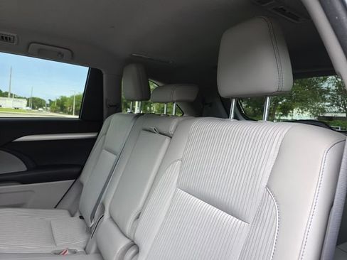 Used 2017 Toyota Highlander Plus FWD image 19