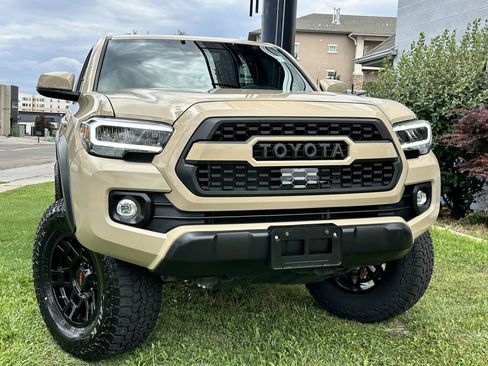 Used 2020 Toyota Tacoma TRD Off-Road w/ TRD Premium Off Road Package AWD/4WD image 4