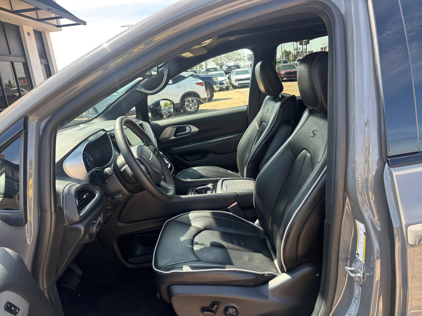 Used 2025 Chrysler Pacifica Limited FWD image 29