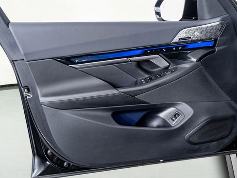 Used 2025 BMW M5 w/ Executive Package image 46