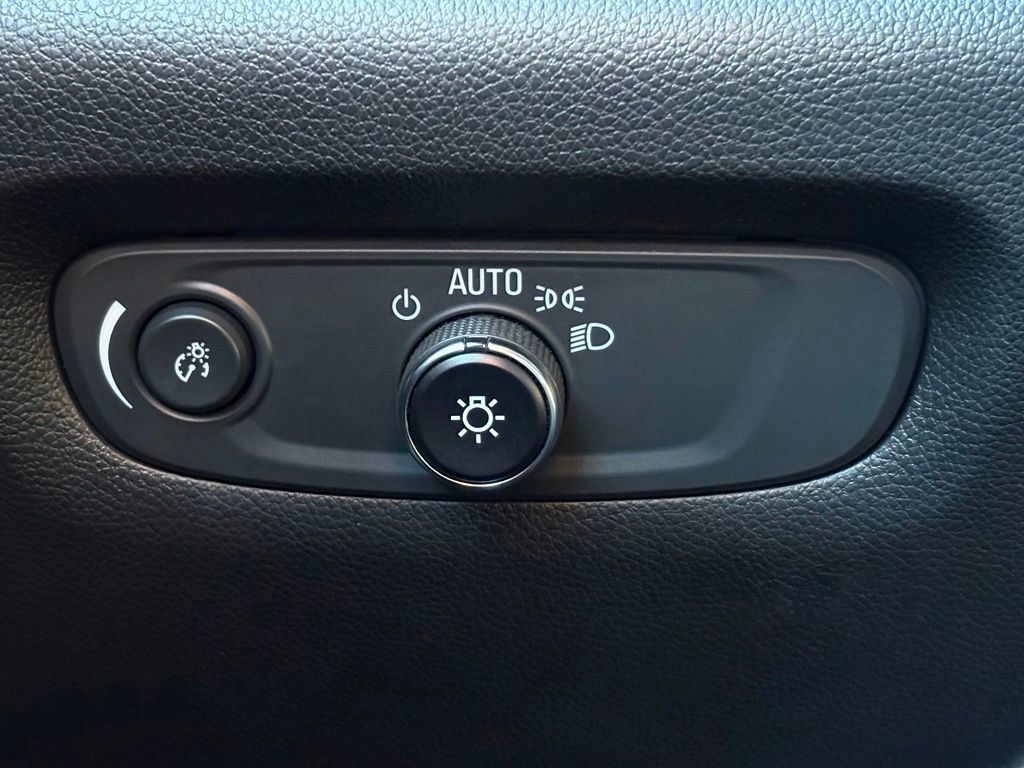 Used 2023 Chevrolet Traverse LT FWD image 14