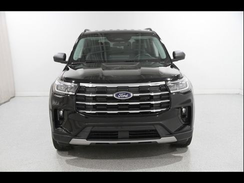 Used 2025 Ford Explorer Active w/ Active Comfort Package AWD/4WD image 2